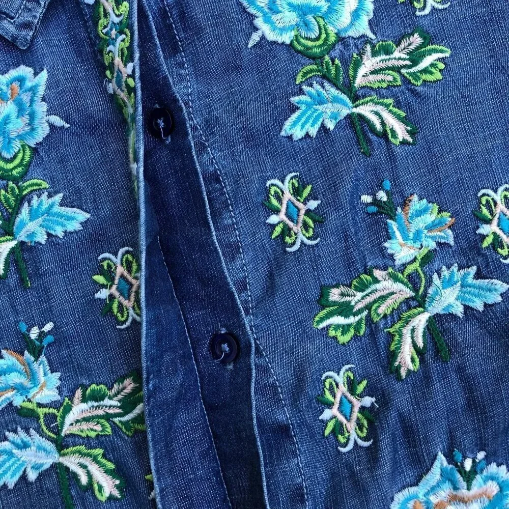 Vintage NORTH STYLE Denim Shirt Women's SMALL Embroidered Floral Button Up Top‌‌